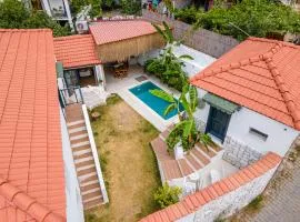 Köy İçinde Zevkle Döşenmiş Özel Havuzlu Lüks Taş Villa