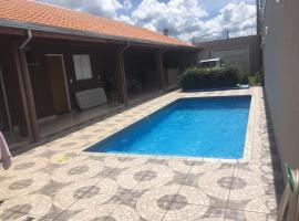 Casa com piscina em Brodowski，位于Brodósqui的酒店