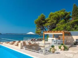 Beachvilla AdriaStone with Pool and Jacuzzi