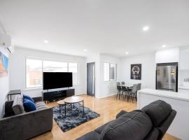 A Private Hideaway with Large Backyard and CarParks，位于贝斯沃特的酒店