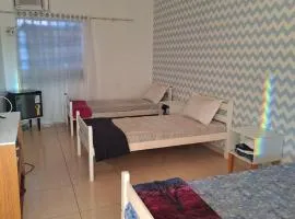 Quarto triplo com banheiro compartilhado