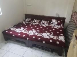 आयुष्मान भव महाकाल लोक होमस्टै，位于乌贾因的酒店