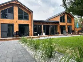 DOMKI Leśna Cisza jezioro Powidzkie dla 18 osób - 5D Apartments