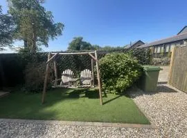 Stunning 4 Bed Pet Friendly Cottage with Hot Tub