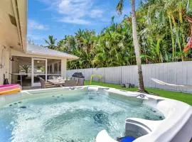 Hottub! Mini Golf! Water Access! Pets! 5min beach!