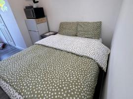 Enjoy the comfort at self-contained studio with free Parking - near Luton airport，位于卢顿的酒店