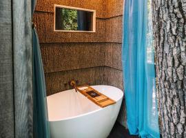 Treetop Hideaways: Redbud Treehouse in Chattanooga，位于查塔努加的酒店