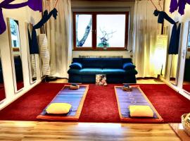 Charmantes Appartment mit Yogastudio & Sauna，位于茨韦特尔的酒店