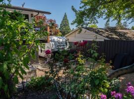 Chic RV Retreat, Stunning Yard in Roseburg，位于罗斯堡的旅馆