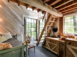 Treetop Hideaways: Luna Loft Treehouse，位于Flintstone的酒店