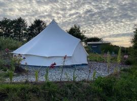 Glamping Meadow Bell Tent，位于Stithians的豪华帐篷