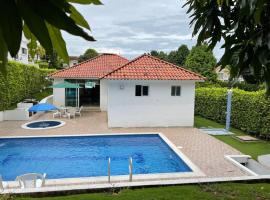 Acogedora casa de descanso con piscina privada，位于梅尔加的别墅