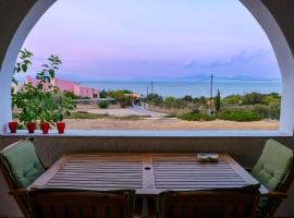 Spacious holiday house with seaview and garden，位于Áyioi的酒店