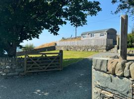 Bay View shepherds hut with hot tub，位于Llanfair的木屋