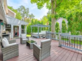 Saratoga Springs Home with Hot Tub Walk to Downtown，位于萨拉托加泉的酒店