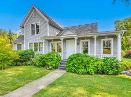 Bright South Haven Cottage about 2 Mi to Beach!