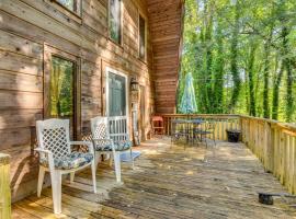 Pet-Friendly Lavonia Cabin, Walk to Lake Hartwell!，位于Lavonia的酒店