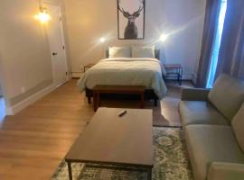 Morden Newly Renovated 1br Flats, Walk To Whyte，位于埃德蒙顿的酒店