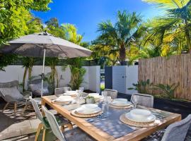 Noosa Parade Townhouse w/ Terrace by Stay Noosa，位于努萨角的别墅