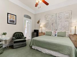 #12 The Gruene Room at Garrison in Gruene，位于新布朗费尔斯的酒店