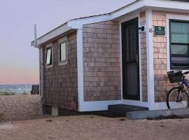 Peaceful Waterfront Beach Cottage!，位于特鲁罗的酒店