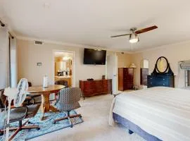 Country Club Living - Suite 2