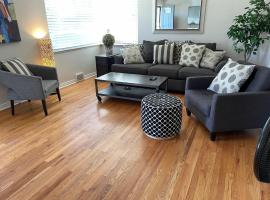 Shared House in Central Denver-Living Room Queen Sofa Sleeper，位于丹佛的酒店