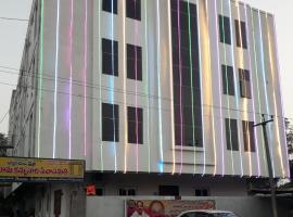 Sri Kakateeya Grand Residency Bhadrachalam Hotel Residency Stay Rooms，位于巴德拉恰拉姆的青旅