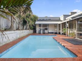 5-Bed Haven with Pool Minutes From Beaches & Parks，位于Beaumaris的酒店