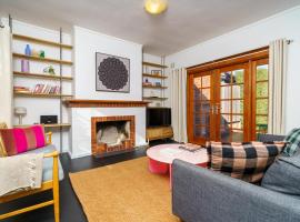 Tranquil 2BR Home near Lovers Lock and Shops - Hosted by Canstay，位于堪培拉的酒店