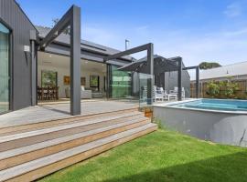 Villa Aquarius - Gas Heated Pool Spa Luxury，位于布莱尔高里的酒店
