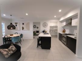 Brand new 4 bedroom home with Golf Views，位于亚勒旺加的带停车场的酒店