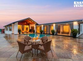 StayVista at Whispering Meadows - Pool, AC & View，位于纳西克的酒店