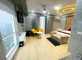 Golden Penthouse - Couple Friendly - DLF My pad, Gomtinagar, Lucknow，位于勒克瑙的酒店