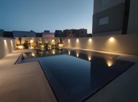 Coquet appartement avec piscine à 10min de l'aéroport Tunis - family only，位于La Soukra的酒店