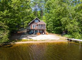 Idyllic Lakeside Getaway home，位于Barnstead的酒店