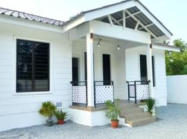 Zulanie's The Pool Cottage near D'Aur Beach, Melawi, Bachok，位于巴佐的度假屋