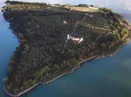 Isola Polvese Resort，位于拉戈堡的酒店