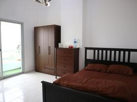 Tobby's - Cozy stay in the heart of sharjah - for families only or executive ladies，位于沙迦的酒店