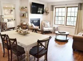 Ruidosos Midtown Retreat Cozy Cabin with AC