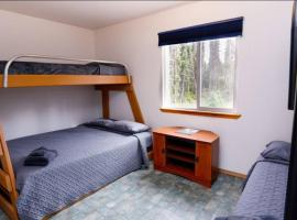 Dolly Varden, Cabin 3 at Lower Kenai Lodge，位于基奈的酒店