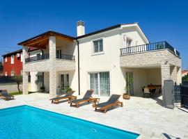 Villa Gaudeo with pool and EV station，位于Nova Vas的酒店