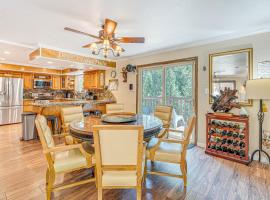Near Hiking Trails Cabin with Deck in Pioneer!，位于Pioneer的酒店