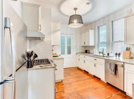 Walk to Hudson River Pet-Friendly Home with Views!，位于纽堡的酒店