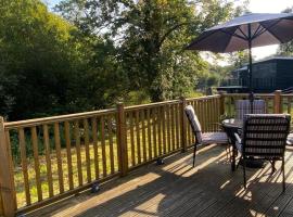 Chalet 64, Lakeside, Glan Gwna Holiday Park，位于卡纳芬的酒店