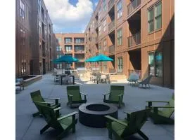 Cozy Downtown 1BR King, Free Parking! Wi-Fi