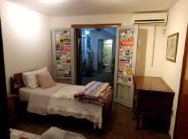 3B Hab privada "Central", con Baño Privado externo y Aire ac en una casa compartida estilo hostel，位于萨尔托的酒店