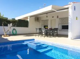 CASA SOLEADA. Intimidad, piscina y mucho sol.