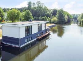 Houseboat with private roofed terrace，位于泽沃德的酒店