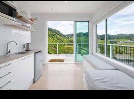 Waihi beach Toroha cosy cabin，位于怀希比奇的酒店